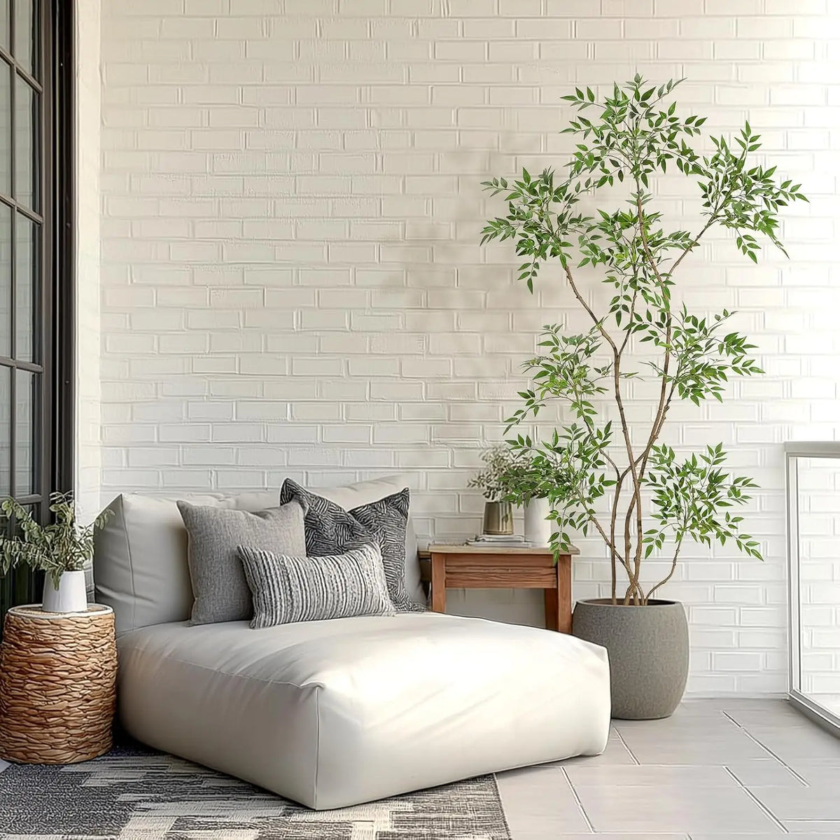 Árbol nandina artificial en un salón