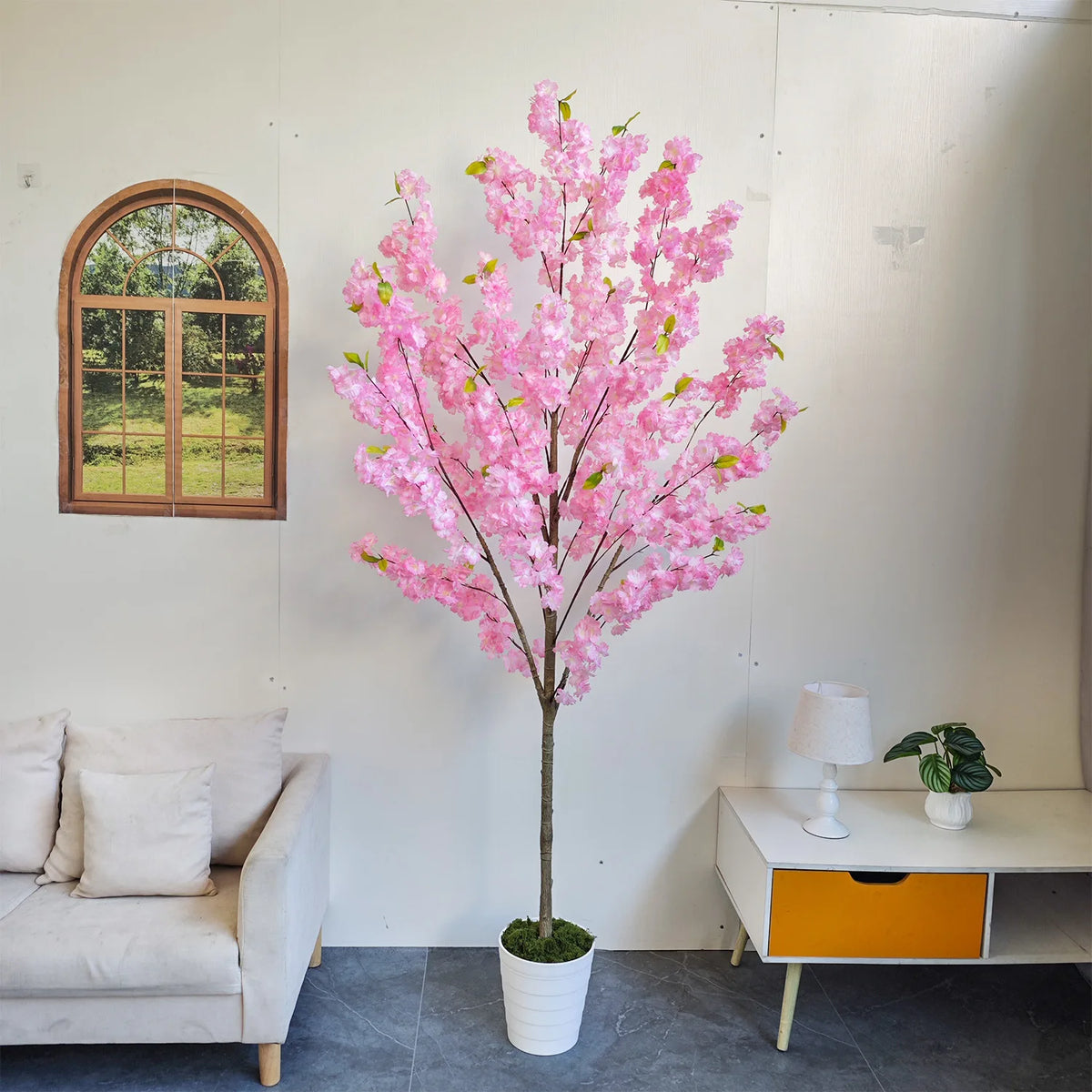Árbol sakura artificial en un salón